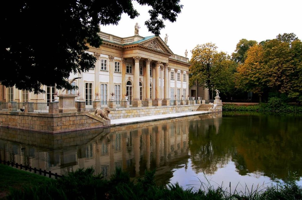 Palace reflected in the lake at Łazienki Park, Warsaw.