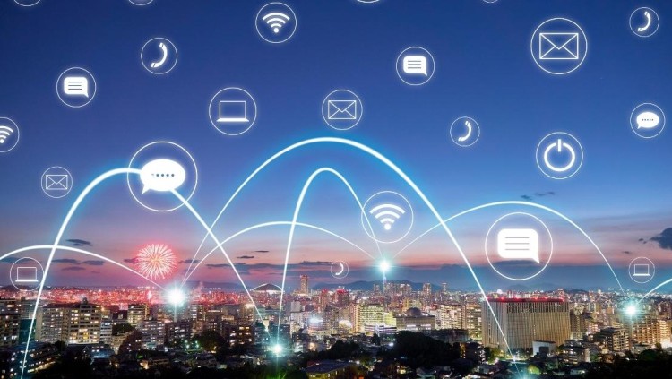 Diagram showing how trackers relay location via nearby phones