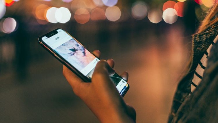 Two travelers discussing plans at a scenic overlook